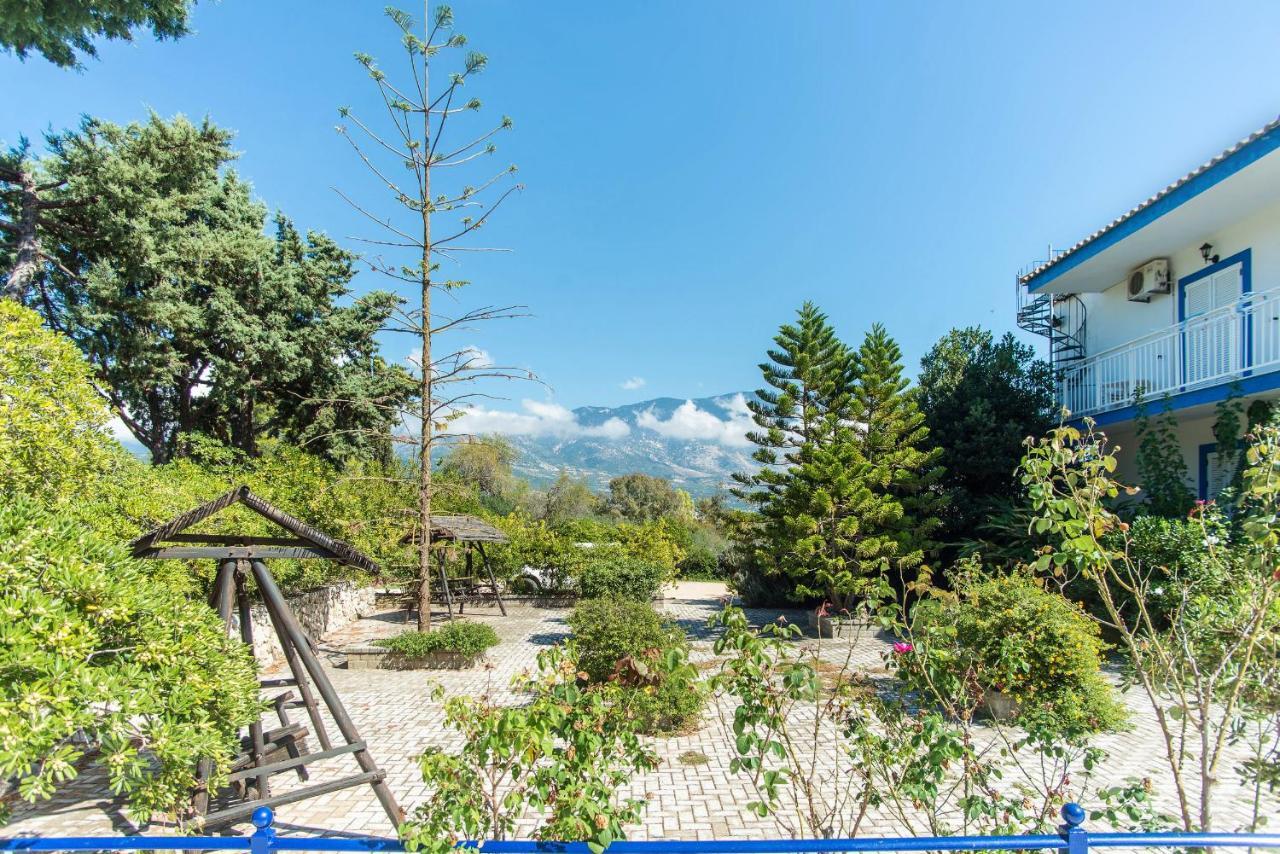 Blue White Apartments - Kefallonia Poolside Retreats 스파르티아 외부 사진