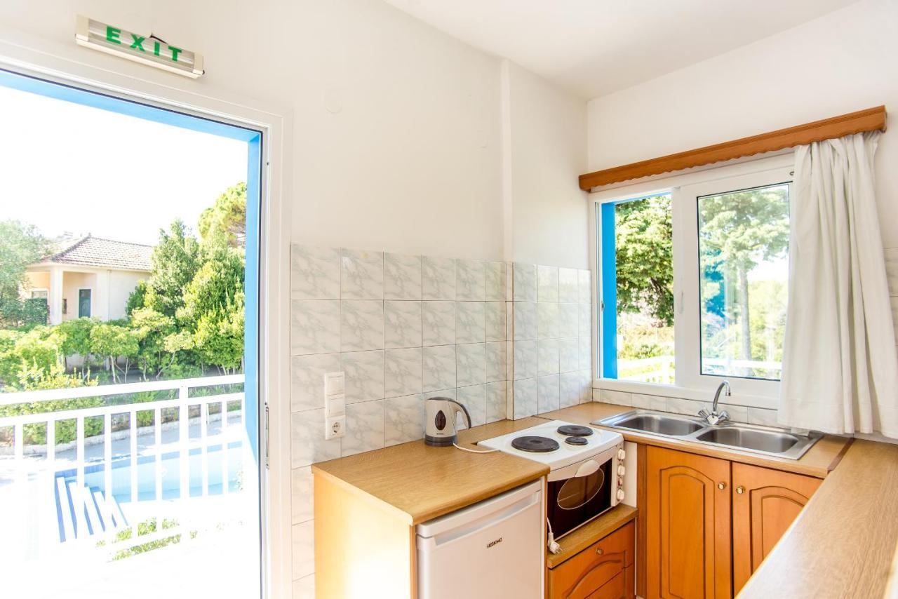 Blue White Apartments - Kefallonia Poolside Retreats 스파르티아 외부 사진