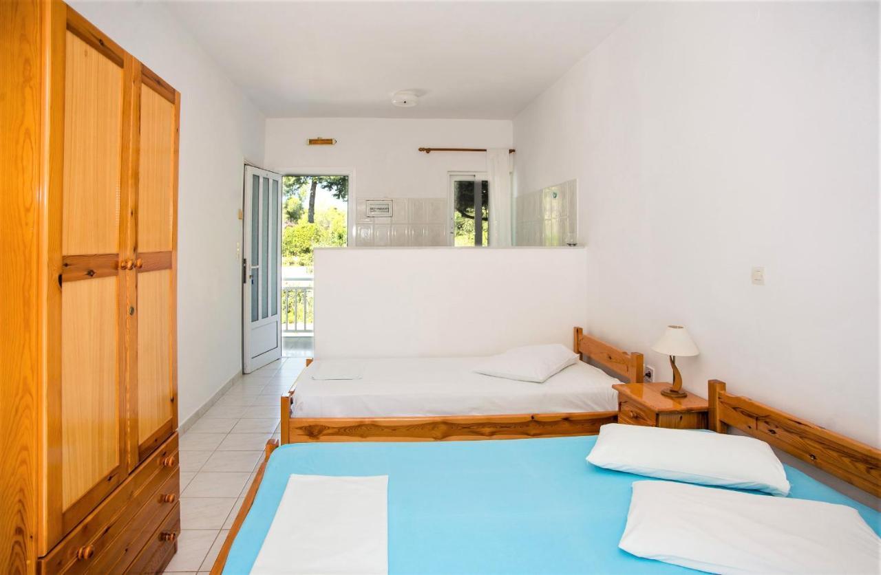 Blue White Apartments - Kefallonia Poolside Retreats 스파르티아 외부 사진