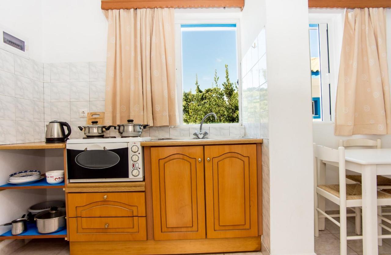 Blue White Apartments - Kefallonia Poolside Retreats 스파르티아 외부 사진