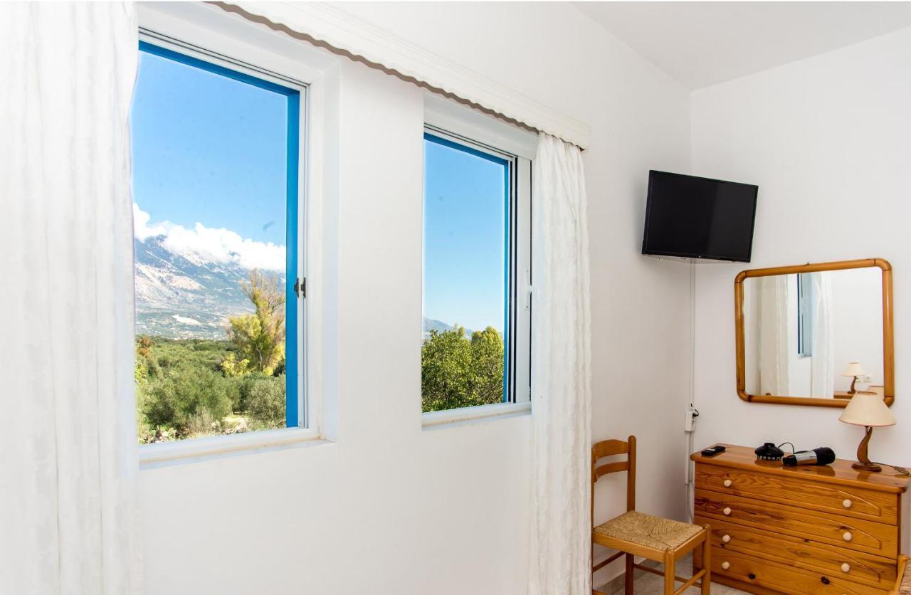 Blue White Apartments - Kefallonia Poolside Retreats 스파르티아 외부 사진