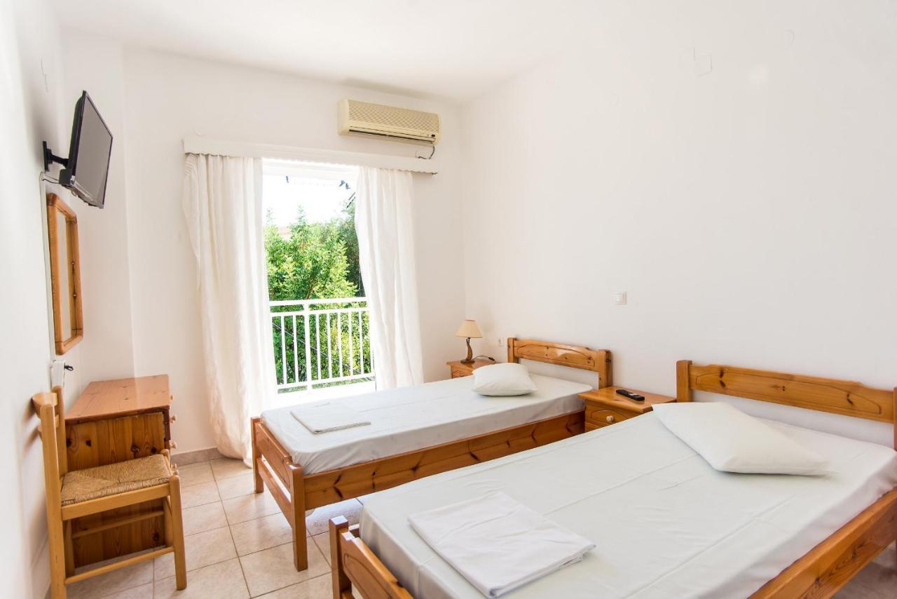 Blue White Apartments - Kefallonia Poolside Retreats 스파르티아 외부 사진
