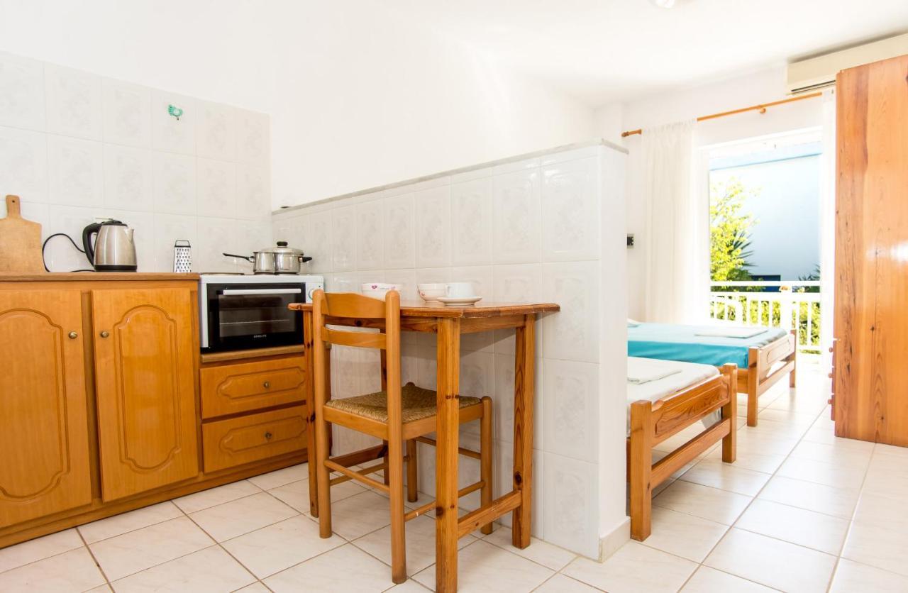 Blue White Apartments - Kefallonia Poolside Retreats 스파르티아 외부 사진